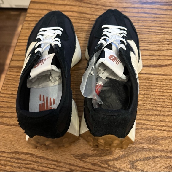 New Balance 327 Women's Black and White Athletic Shoes NWB - Picture 4 of 8